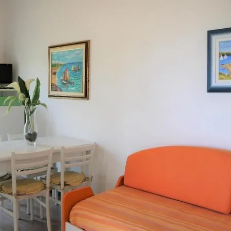 Lovely Bright Flat Near The Apartment *